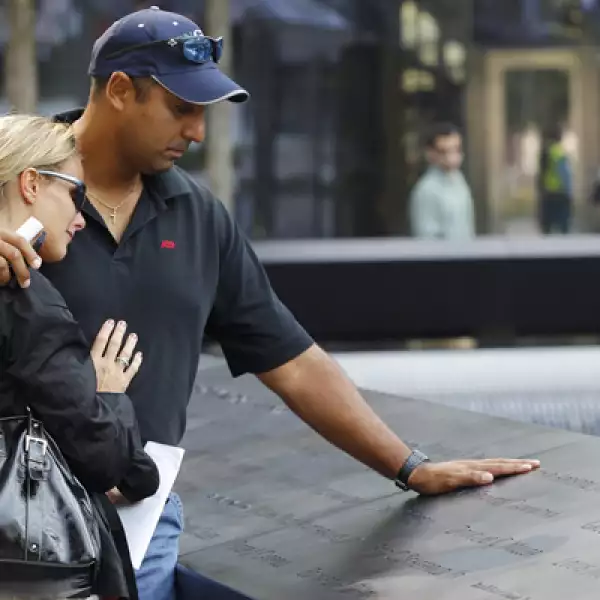 Los visitantes pudieron tocar los nombres grabados en bronce de las 2,977 personas que murieron en los ataques en Nueva York, el Pentágono y Pensilvania, además de los seis muertos en el ataque de 1993 contra el WTC.