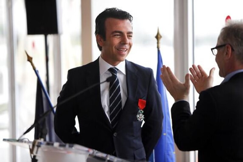 El presidente de Cinépolis dijo sentirse honrado por la condecoración otorgada por el gobierno francés y aseguró estar enamorado de la cultura y literatura francesa desde niño.