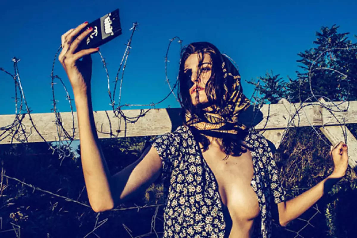 El fotógrafo Norbert Baksa ha desatado una serie de comentarios en contra en redes sociales por sus controversiales imágenes en situaciones a las que se enfrentan los refugiados sirios.