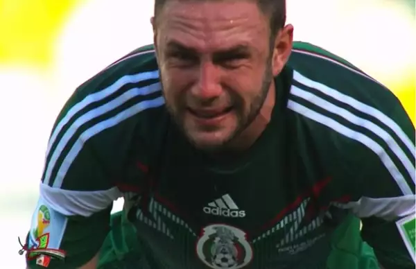 El defensa no pudo contener su tristeza por tener que despedirse de Brasil 2014.