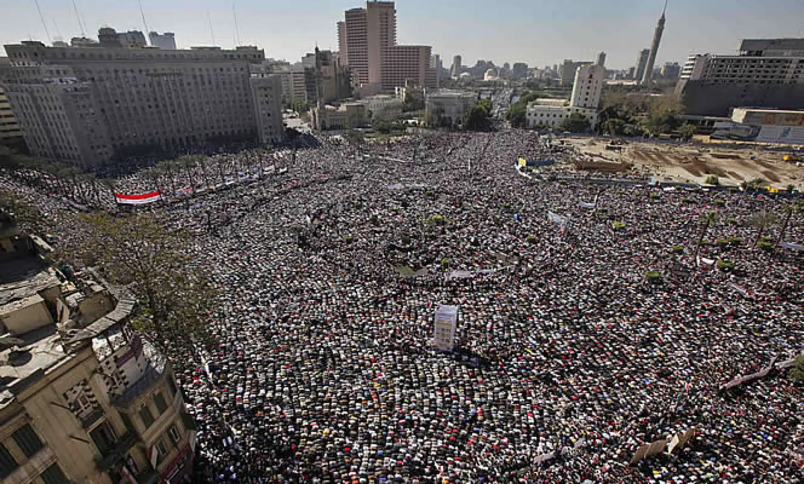 Miles de egipcios salen a las calles de su país para festejar la caída del presidente Hosni Mubarak, el 18 de febrero.