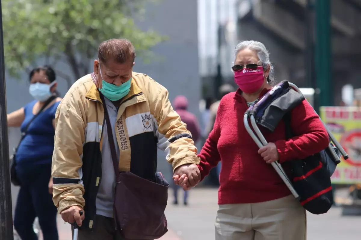 pareja de adultos mayores que pueden solicitar pensión alimenticia a sus hijos