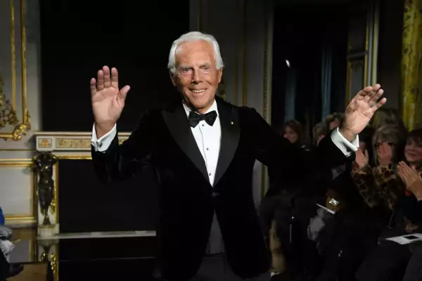 Foto de Giorgio Armani vestido de esmoquin negro y corbatín durante la Semana de la Moda de París en 2019.