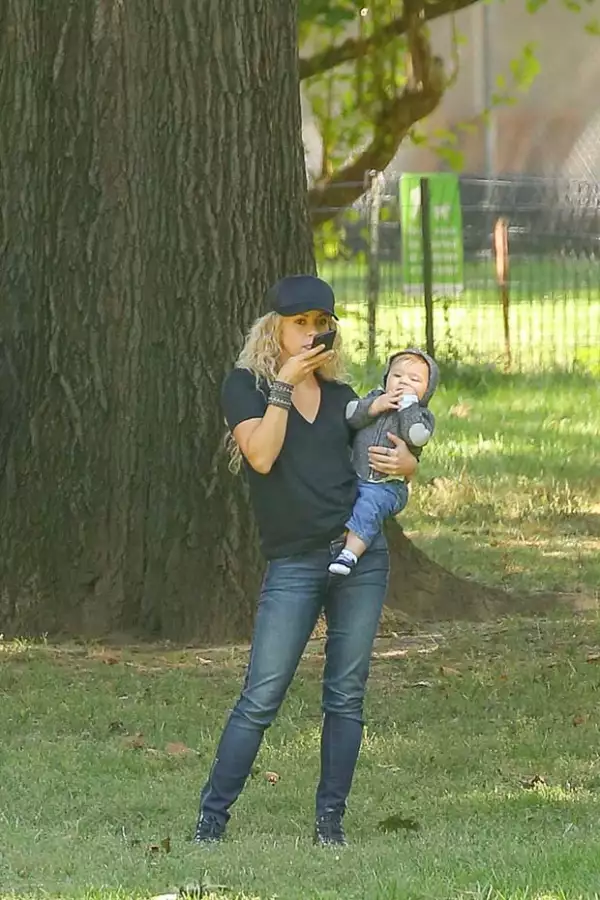 La cantante mostró sus habilidades para mantener una conversación con su celular y al mismo tiempo cuidar de su bebé, quien el 29 cumplirá ocho meses de nacido.