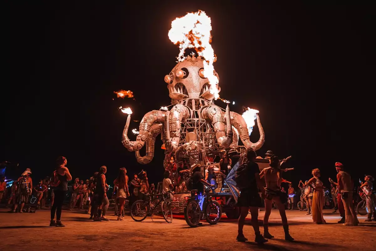 Huge,Octopus,Art,Car,Installation,That,Emits,Fire.,Fire,Show