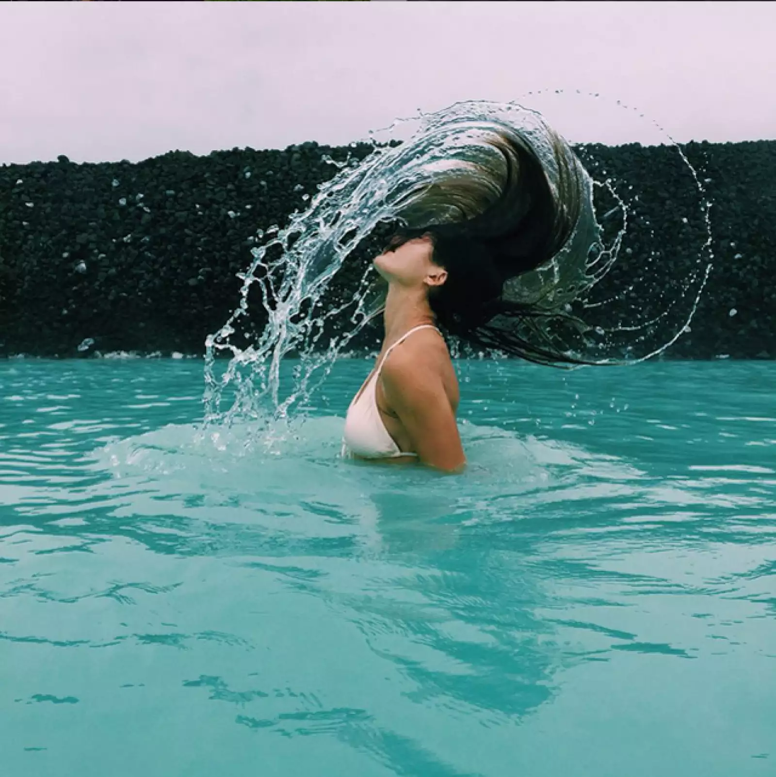 Yaya como toda una sirena mientras disfruta de la Laguna Azul.