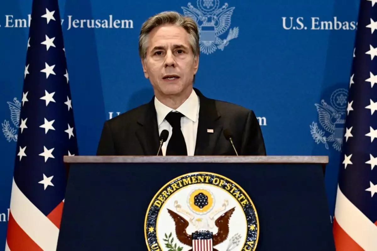 El secretario de Estado de los Estados Unidos, Antony Blinken, se dirige a una conferencia de prensa en Tel Aviv el 9 de enero de 2024, durante su viaje de una semana de duración destinado a calmar las tensiones en todo Oriente Medio, en medio de continuas batallas entre Israel y el grupo militante palestino Hamas en Gaza.