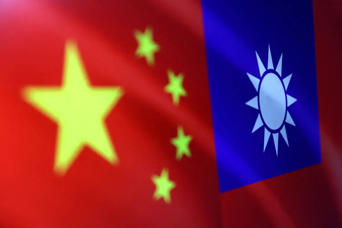 Las banderas chinas y taiwanesas se ven en esta ilustración, el 6 de agosto de 2022. Ambas naciones han mantenido un conflicto y tensiones durante décadas. 
