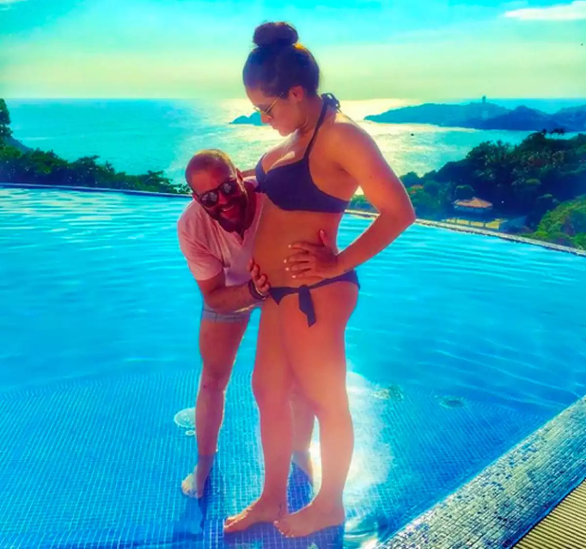 En su cuenta de Instagram, la guapa esposa de Emmanuel Grey ha compartido varias fotos en las que se puede ver cómo ha evolucionado su embarazo y lo guapa que se ve gracias a él.