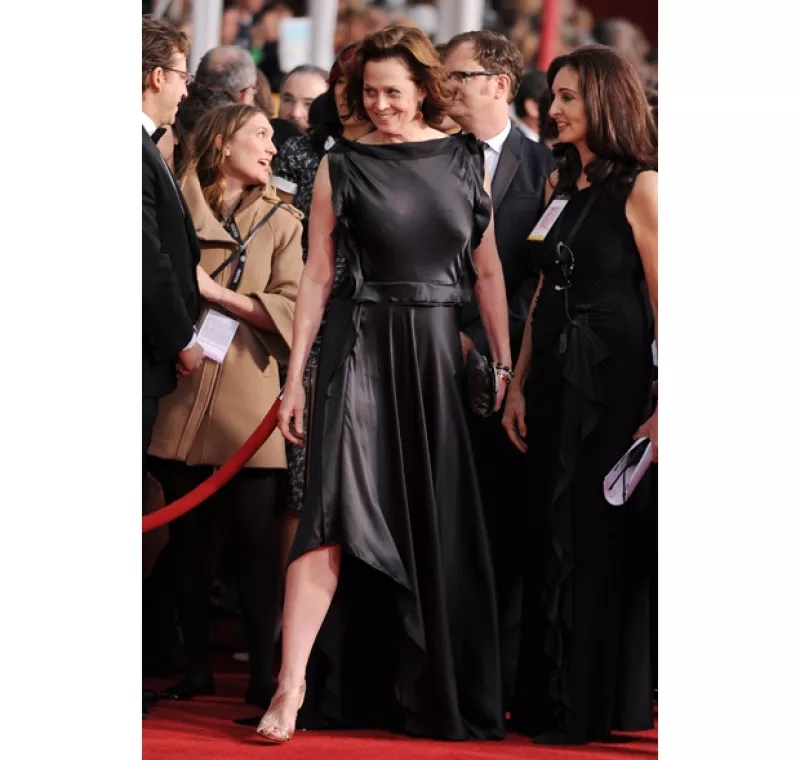 La actriz estuvo entre las peor vestidas de la alfombra roja de los premios y ahora, se descubrió que se puso el vestido con la parte de atrás hacia delante. ¿Por?...
