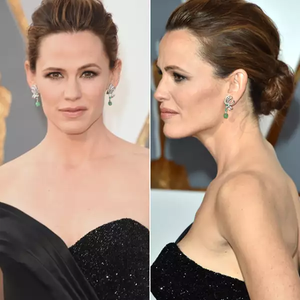 Jennifer Garner fue una de las más aplaudidas de la noche. Llevó los ojos con un smokey eye ligero y nude lips. El pelo lo llevó en un low bun que hizo lucir su espectacular maquillaje.