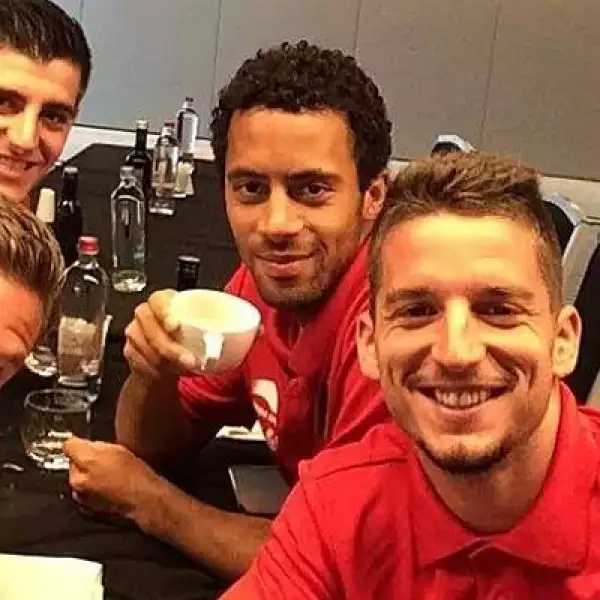 Jugadores de Bélgica, como el arquero Courtois –atrás a la izquierda- o Komoany –abajo a la derecha- posan durante la concentración del equipo eliminado en cuartos de final.