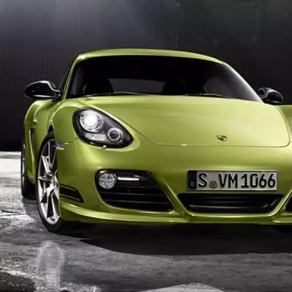 Con un peso de sólo 1,225 kilos, los ingenieros de Porsche han sido capaces de bajar la relación peso/potencia del coupé hasta los 3.9 kilos por caballo de fuerza.