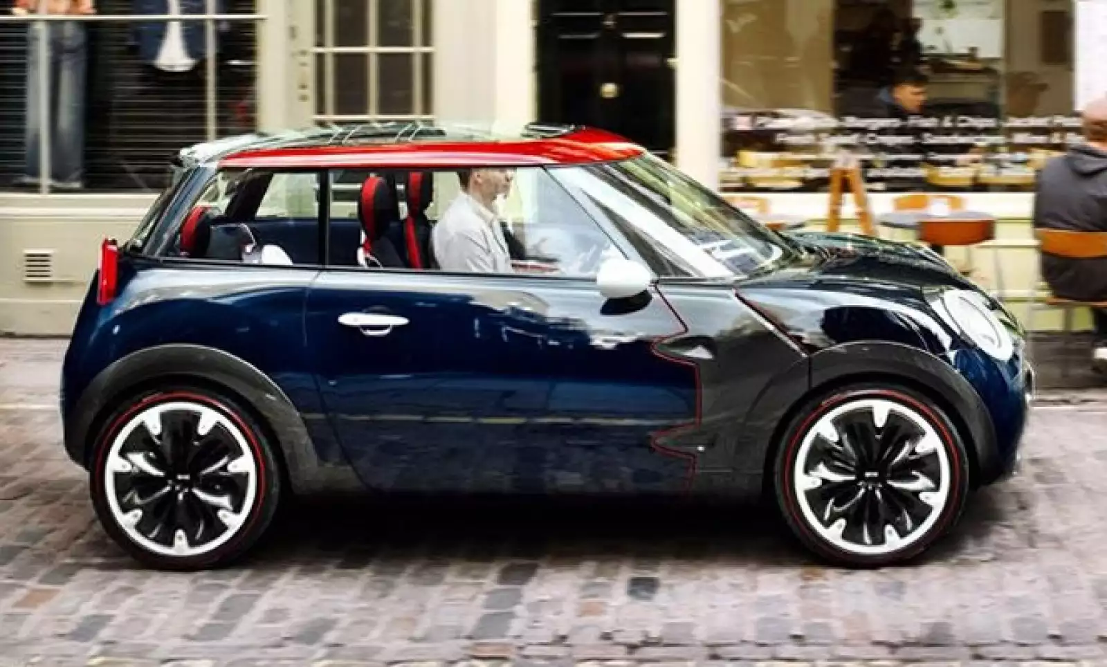 Además se puede apreciar la Union Jack, la bandera del país, en su techo semi transparente.