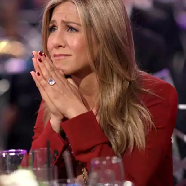 Jennifer Aniston pareció estar conmovida por la mención que le hizo Julianne.