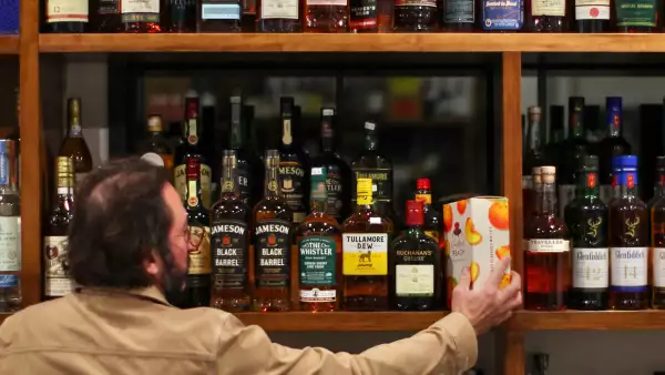 Trump amenaza con un arancel del 200% al vino si la UE no elimina el gravamen al whisky