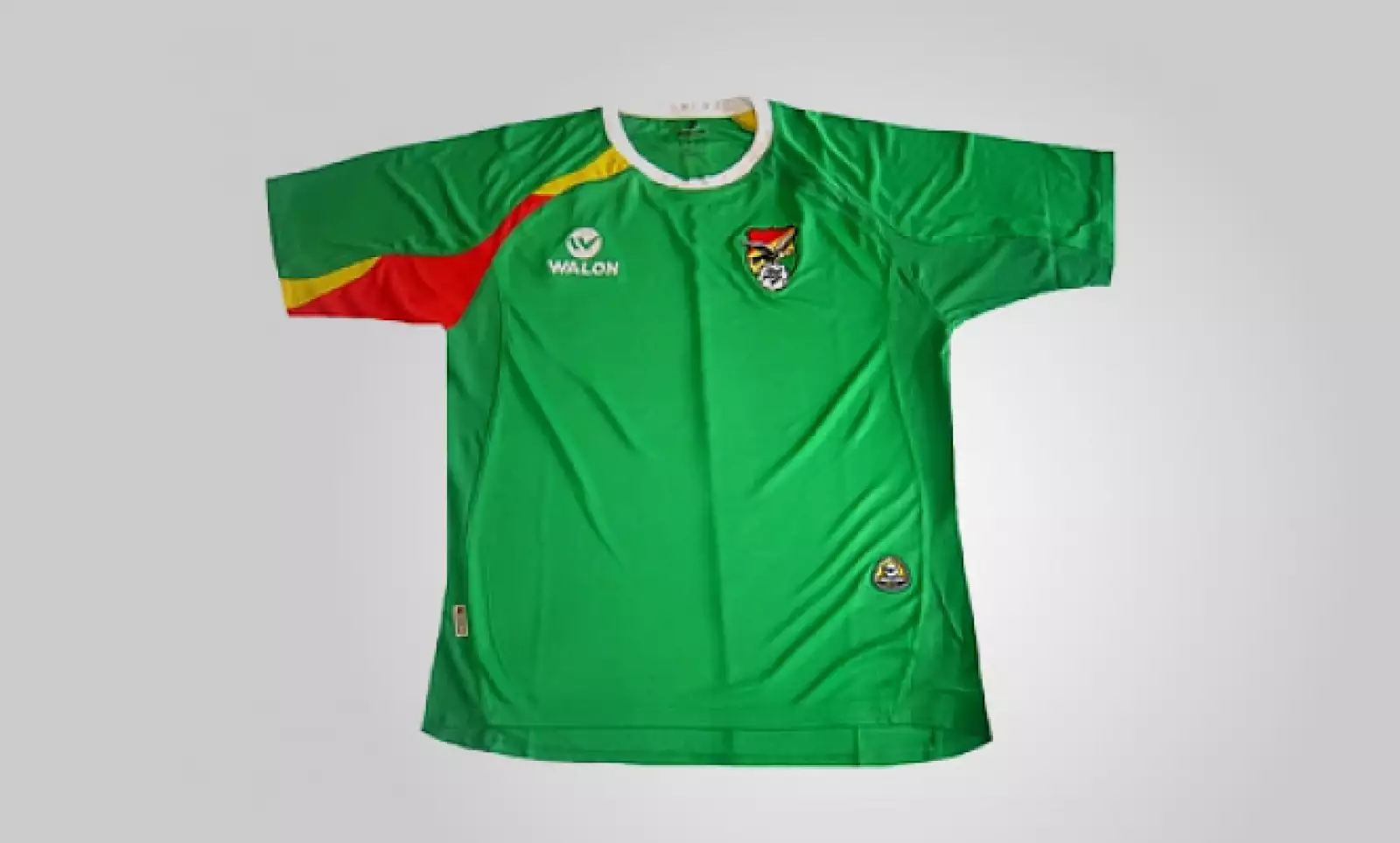 Llega al torneo añorando las viejas glorias logradas por el ‘Diablo’ Etcheverrí en la década los noventa. Su casaca tiene un costo de 64.99 dólares.