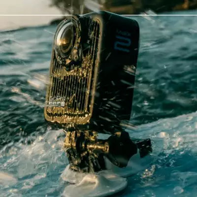 Foto de una cámara GoPro sumergida en agua de mar