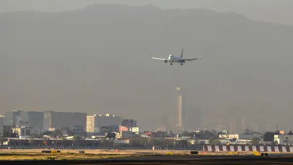 Un avión que desciende y está por aterrizan en el AICM. 