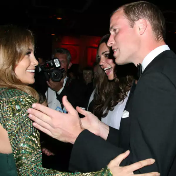 El teatro Belasco de L.A. fue testigo de las risas y anécdotas de los duques de Cambridge y las estrellas hollywoodenses. Aquí el Príncipe Guillermo con Jennifer Lopez.