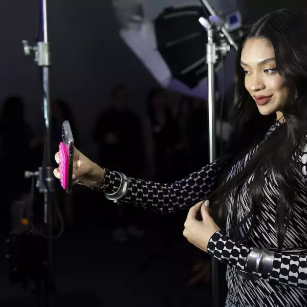 La youtuber y cantante, Mia Salinas, lució emocionada tras ser presentada como una de las nuevas embajadoras de la campaña. 