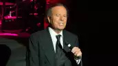 Julio Iglesias enfrenta demanda por agresiones sexuales en España