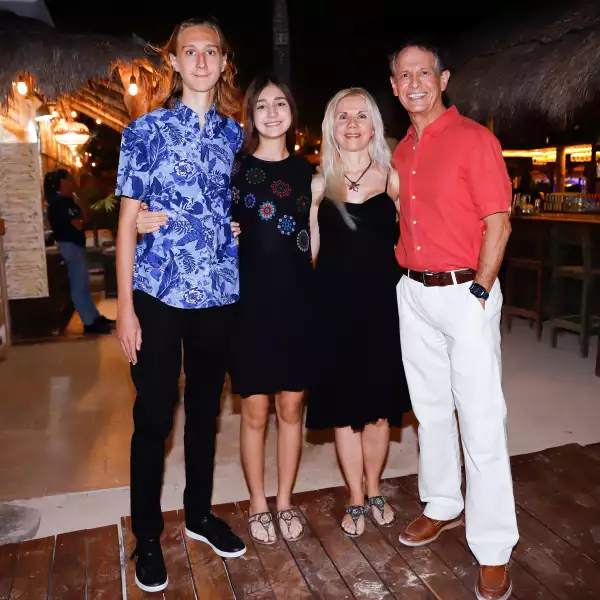 Luciano y Victoria Zurbía con Victoria Troccoli y Adán Zurbía