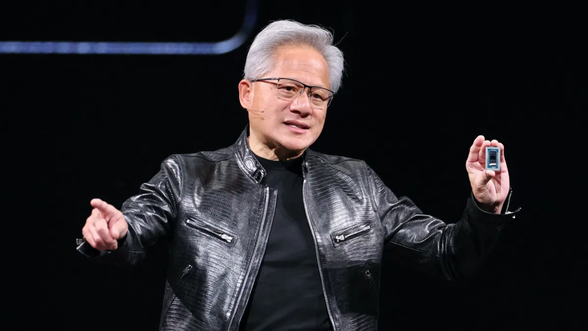 Jensen Huan, CEO de Nvidia, durante la presentación de un nuevo chip para computadoras Microsoft, potenciadas con Inteligencia Artificial