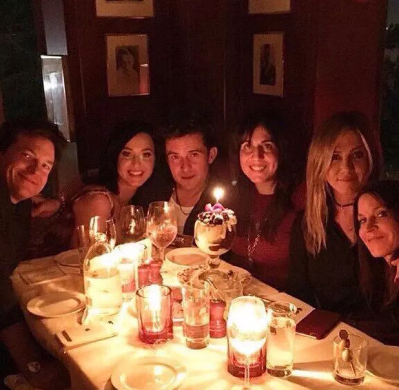 A unas semanas de ser captados coqueteándose en el after party de los Golden Globes, la cantante y el actor fueron vistos agarrados de la mano durante una cena de cumpleaños en Los Ángeles.