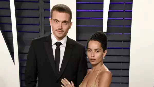 Karl Glusman y Zoe Kravitz