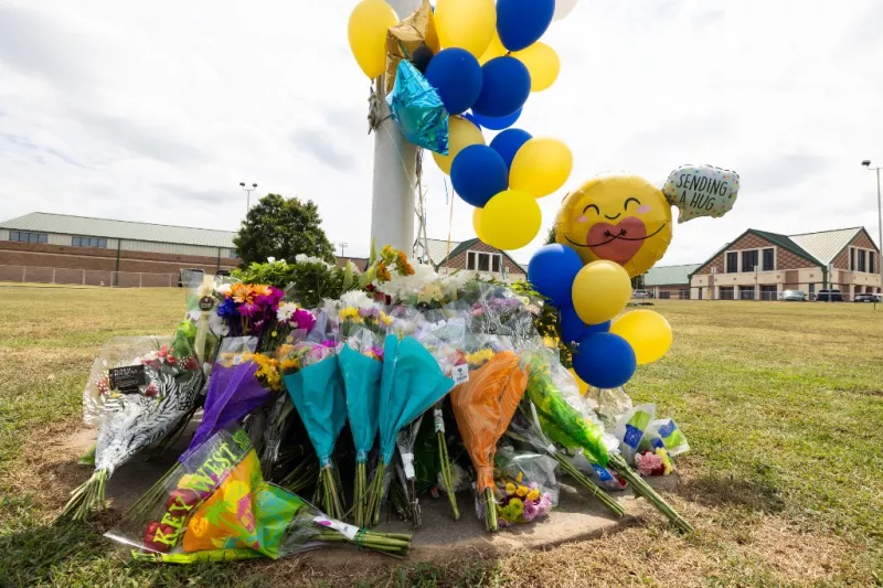 Un monumento de flores y globos crece frente a la escuela secundaria Apalachee el 5 de septiembre de 2024 en Winder, Georgia. Dos estudiantes y dos profesores fueron asesinados a tiros en la escuela el 4 de septiembre, y un sospechoso de 14 años, estudiante de la escuela, está detenido.