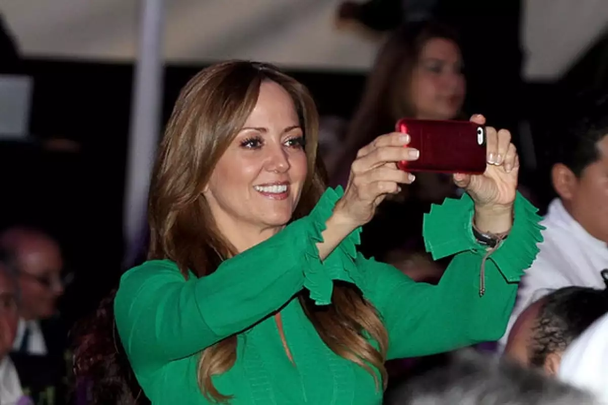 Andrea tomó fotografías del momento en el que Erik recibía la presea Éxito SACM.