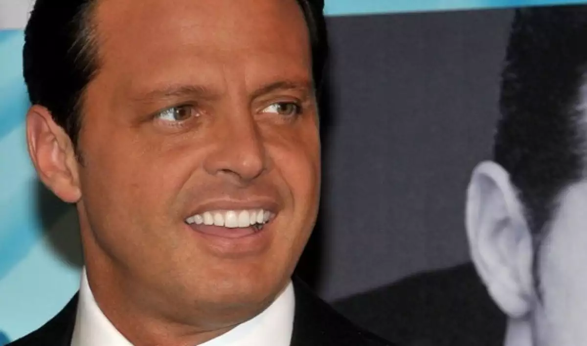 Según reporta la televisora Telefutura, el cantante mexicano lleva 12 días internado, mientras que el programa "El escándalo" asegura que el "Sol" entró al nosocomio por un dolor estomacal.