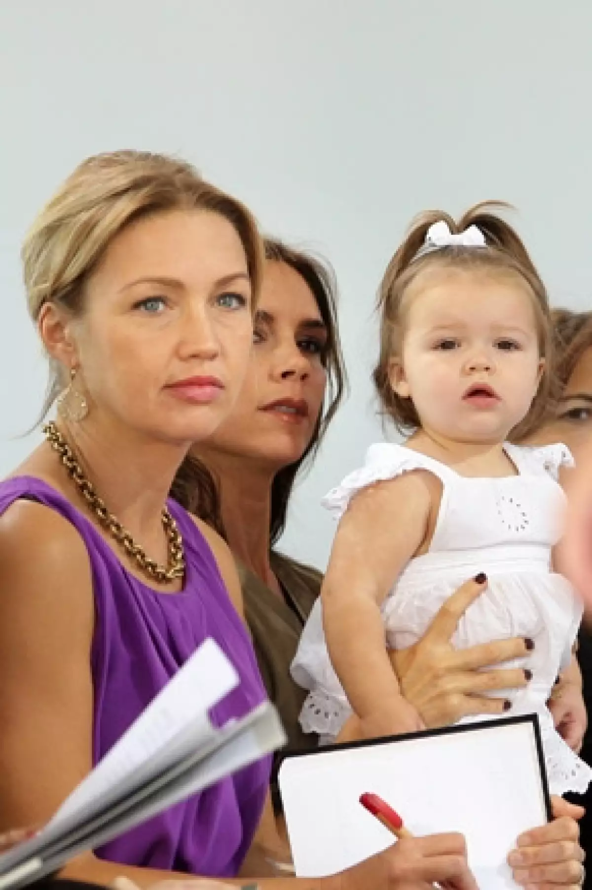 Sin duda la hija de Victoria y David Beckham ha acaparado cientos de miradas en Nueva York debido a que ha acompañado a su mamá a su desfile.