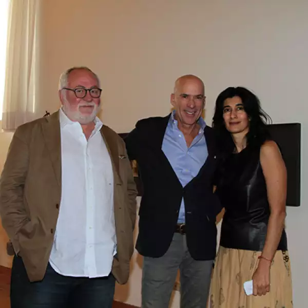 Duccio Ermenegildo y Chris Hill, coleccionistas de Washington, con Abaseh Mirvali