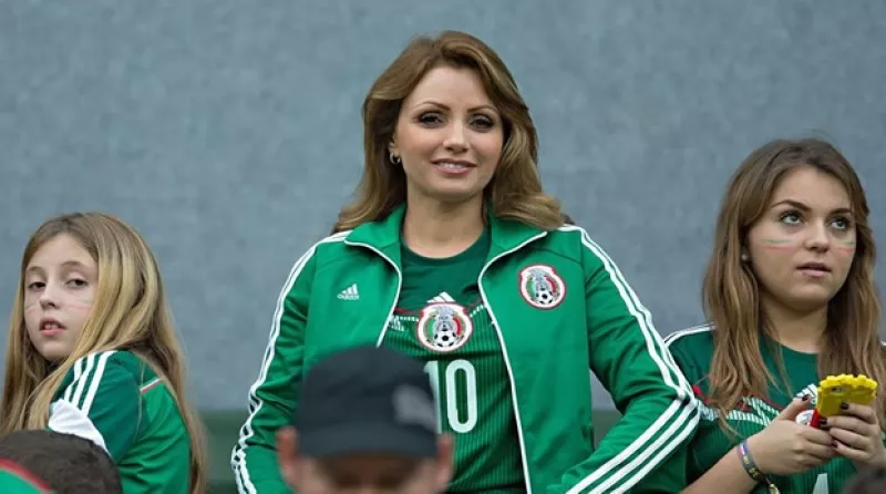 La primera dama de México se encuentra en Recife acompañada de Sofía y Regina Castro, las tres vistiendo con orgullo la playera de la Selección Nacional.