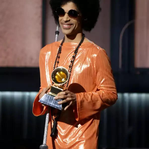 Esta fue una de sus últimas apariciones. Y aunque su look no es llamativo, ese tipo de colores y collares largos siempre formaron parte de su estilo.