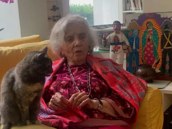 Elena Poniatowska, escritora y reportera, recordó en su casa parte la historia fotográfica de México.