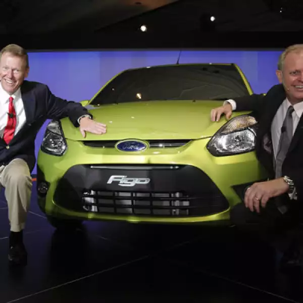 Ford anunció el miércoles el lanzamiento del auto pequeño Figo en India a inicios de 2010. El presidente ejecutivo, Alan Mulally (izq.) dijo que el creciente mercado de Asia jugará un rol más importante en sus ventas. Aquí, con el presidente de Ford India