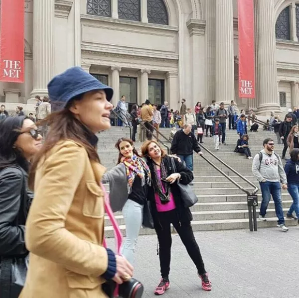 El photobomb de Katie Holmes en la foto de Claudia Álvarez.