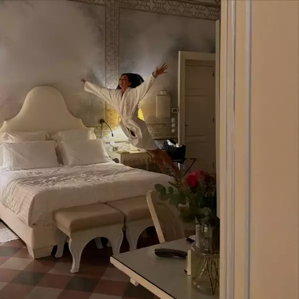 Luna de miel de Dua Lipa y Callum Turner en el sur de Italia