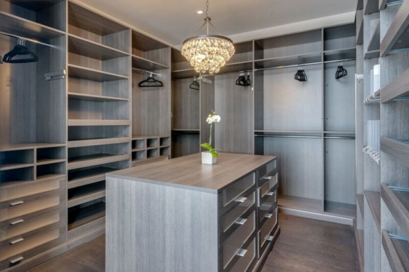 El enorme closet para Kim.