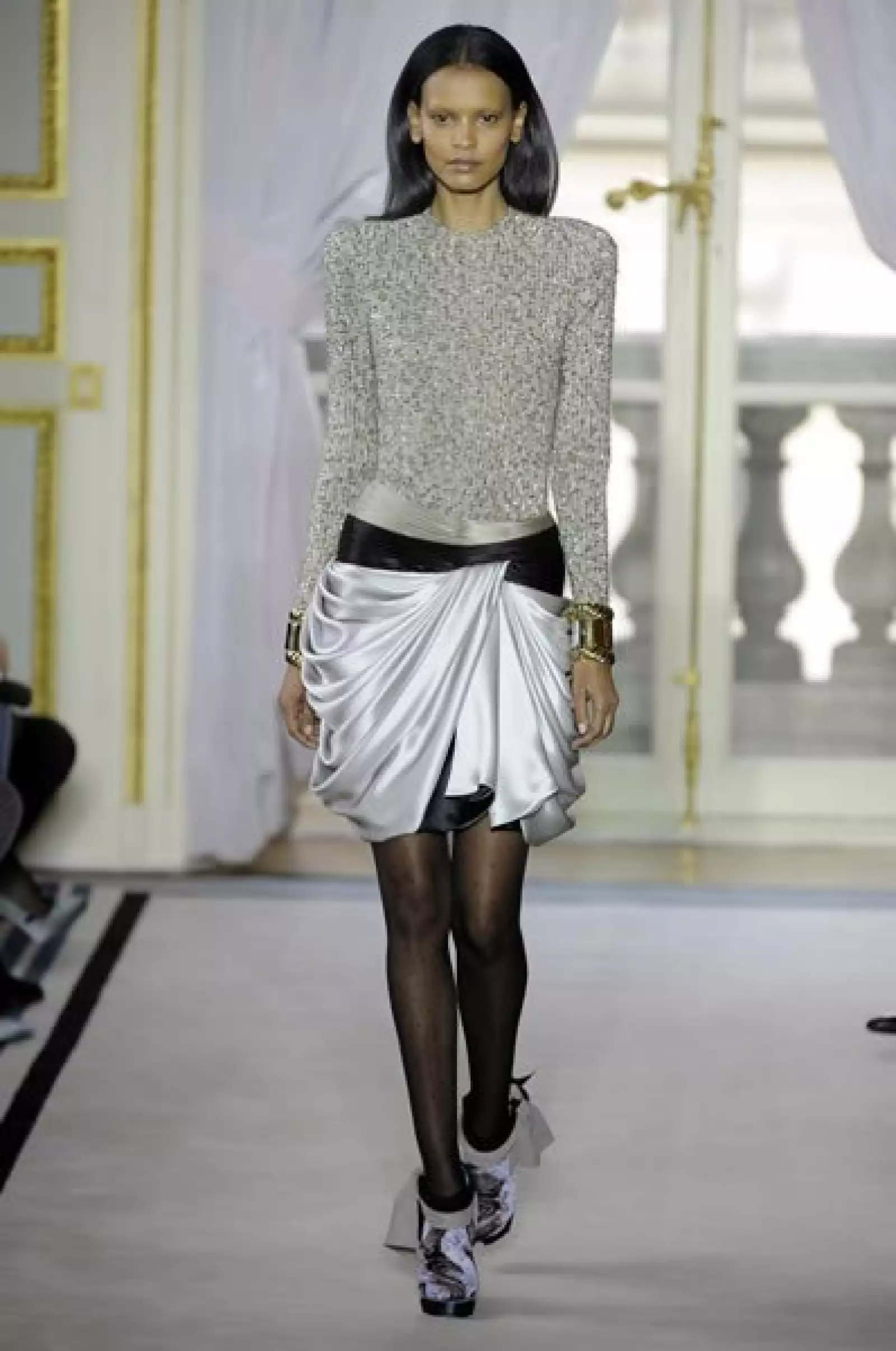 4. BALENCIAGA. Con lo mejor del ambiance parisienne, el trabajo de Ghesquière fascina a las celebridades y a la mujer actual.