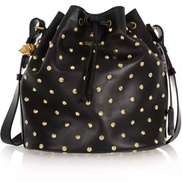 Lleva un total look en negro y compleméntalo con esta bolsa de Alexander McQueen. ¡Muy chic!