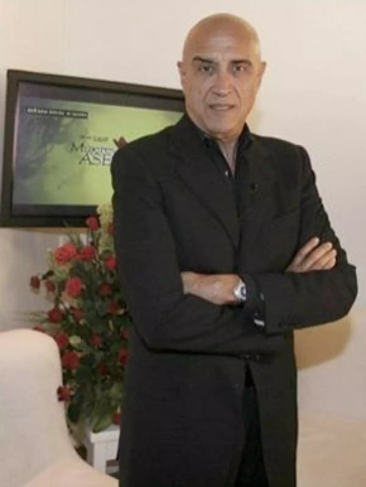 El productor dijo que su lucha contra la pobreza sigue en pie a través de la Fundación En Nuestras Manos, proyecto que pretende construir una escuela en cada estado, en las que se impartirán oficios.