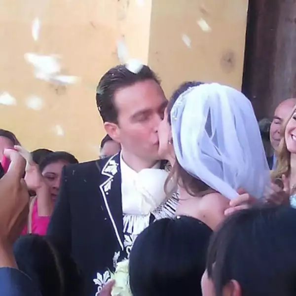 A su salida, los ahora esposos se dieron el tradicional beso.