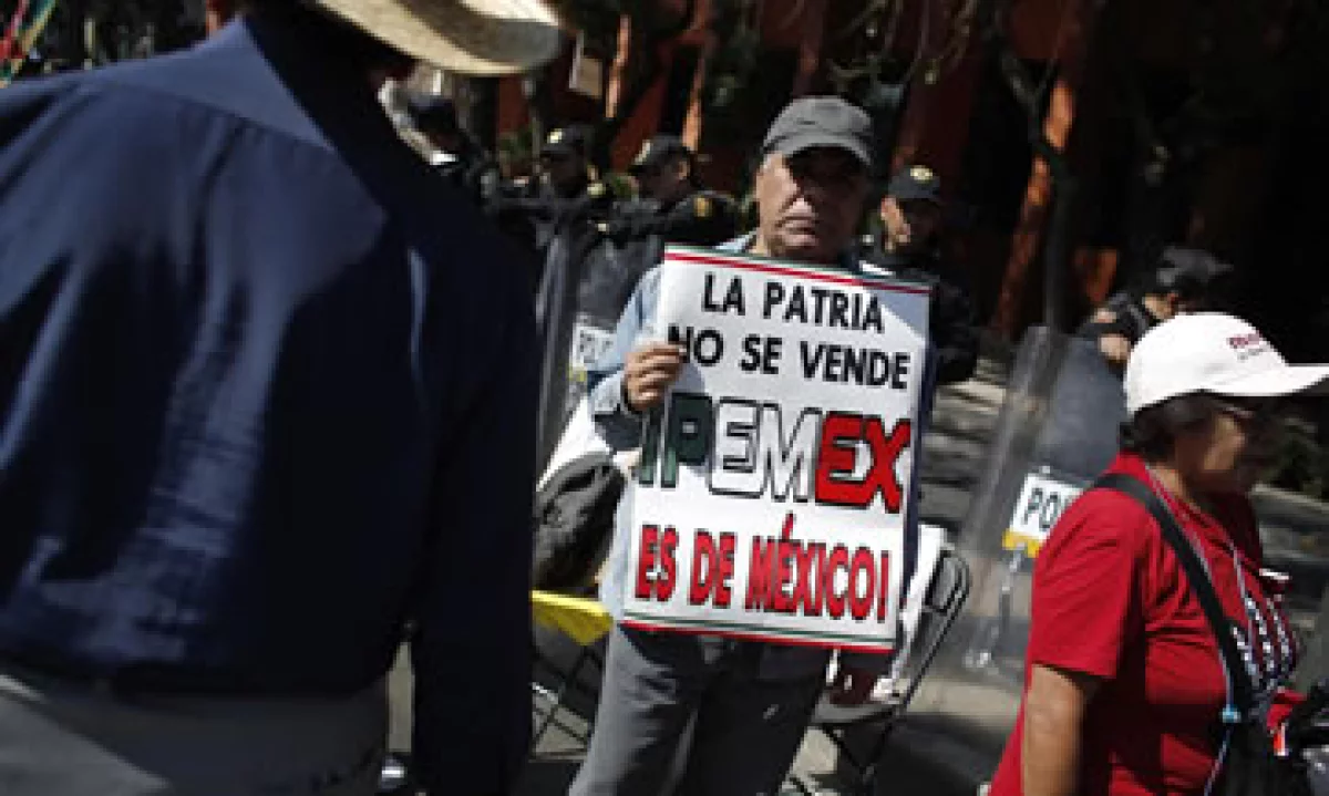 Este domingo inicia el debate del proyecto en comisiones del Senado; afuera las protestas siguen. (Foto: Cuartoscuro)