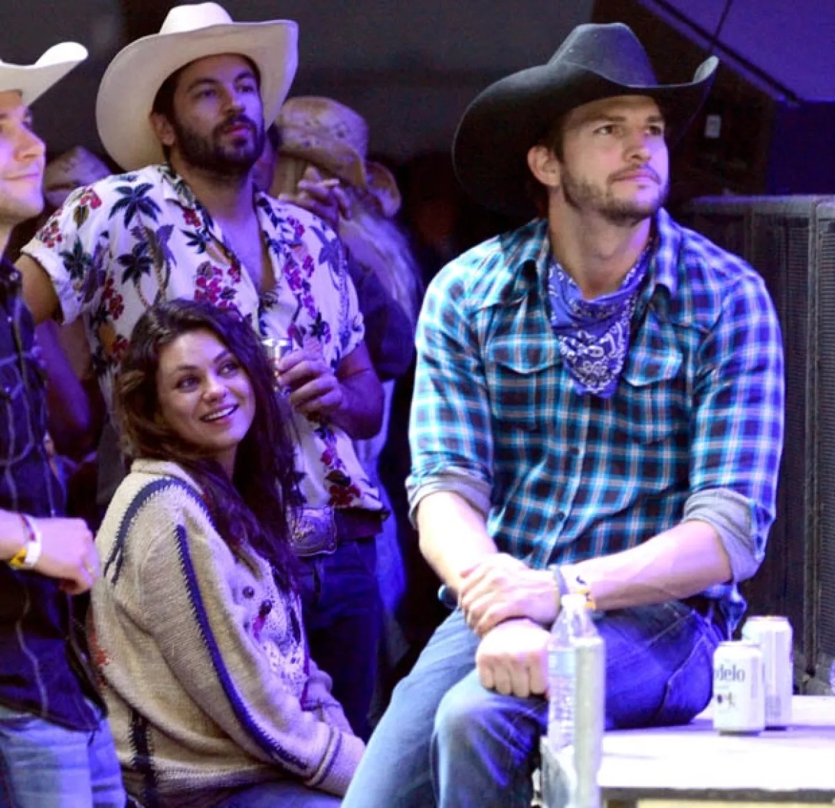 Mila y Ashton en un evento reciente de música country.
