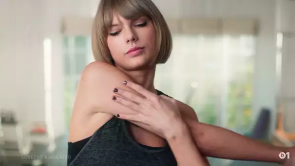 En el nuevo spot del servicio de música de Apple, la cantante resultó ser protagonista de una aparatosa caída mientras hace ejercicio.