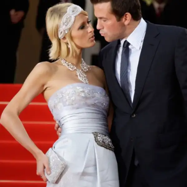 Paris Hilton y su novio, Douglas Reinhardt, se detuvieron unos segundos para besarse frente a las cámaras antes de la presentación de "Inglourious Basterds".